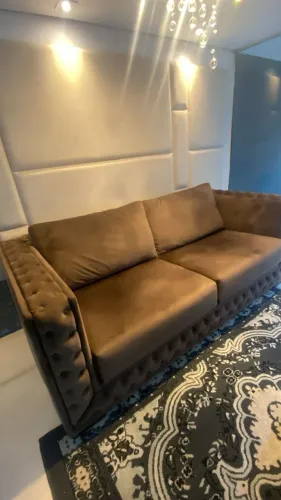 Sofá Novo em Capitonê - 2 Metros | 2 Lugares  Sofá novo, modelo capitonê, com 2 metros 