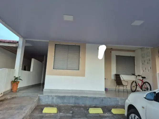 Alugo casa em condomínio fechado com armários planejados e 3 quartos 1 suíte no jardim imp
