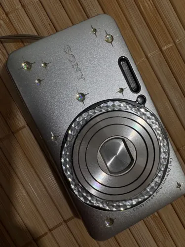Cyber-Shot DSC-W570d Prata com Strass (Edição Limitada)