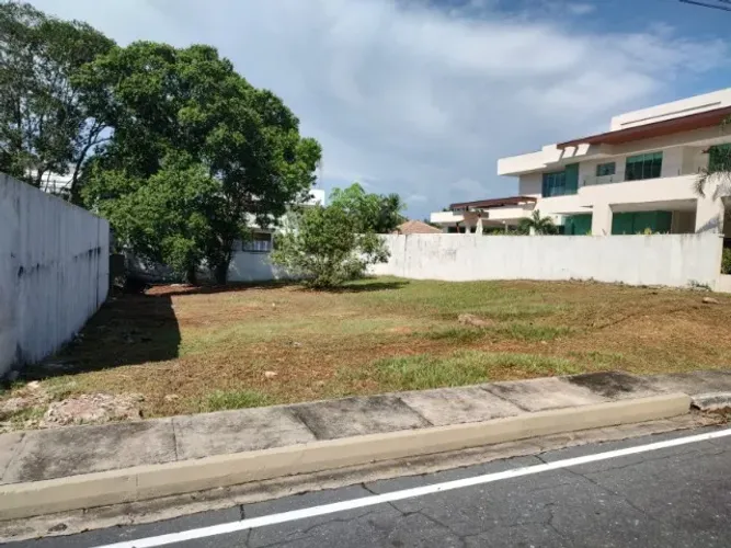Oportunidade Exclusiva! Lote 800m² Plano e Murado no Condomínio Jardim das Americas