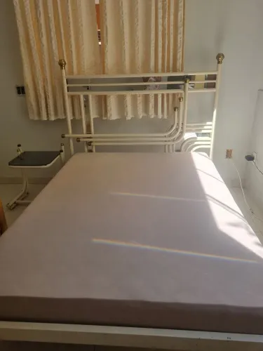 Cama de casal com criados-mudos e colchão