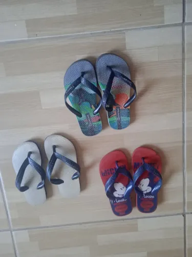 Vende-se kit 3 pares de chinelo infantil 25/26 por $30reais pagamento á vista