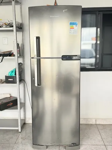 Vende-se geladeira duas portas 375 litros nova