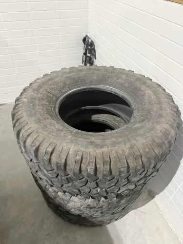 Pneus 33x12.5 R 15 