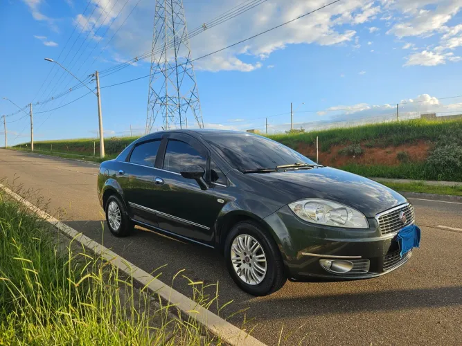 Fiat Linea Essence 1.8 Flex 16V 4P 2013