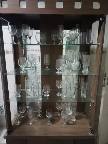 cristaleira com copos e taças