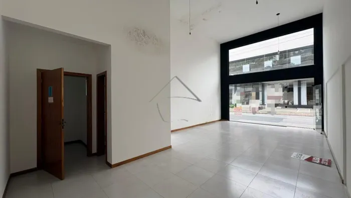 SALA COMERCIAL COM VITRINE PARA LOCAÇÃO NO BAIRRO SÃO LUIS - JARAGUA DO SUL