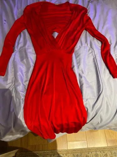 Vestido vermelho lança perfume