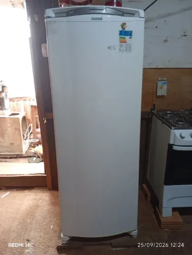 Vendo geladeira consul com função freezer por R$2.000 contato: *