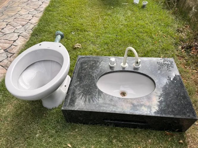 Vaso sanitario e bancada de granito 