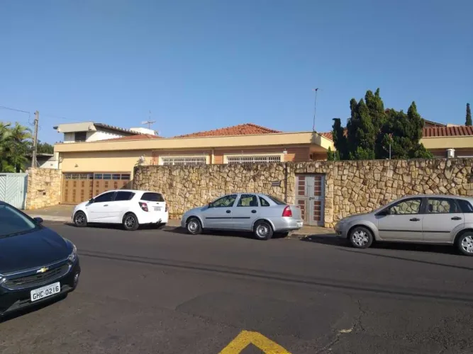 Locação de Casas / Padrão na cidade de Araraquara
