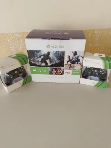 Vendo XBOX 360 com 9 jogos e 3 controles, usados.