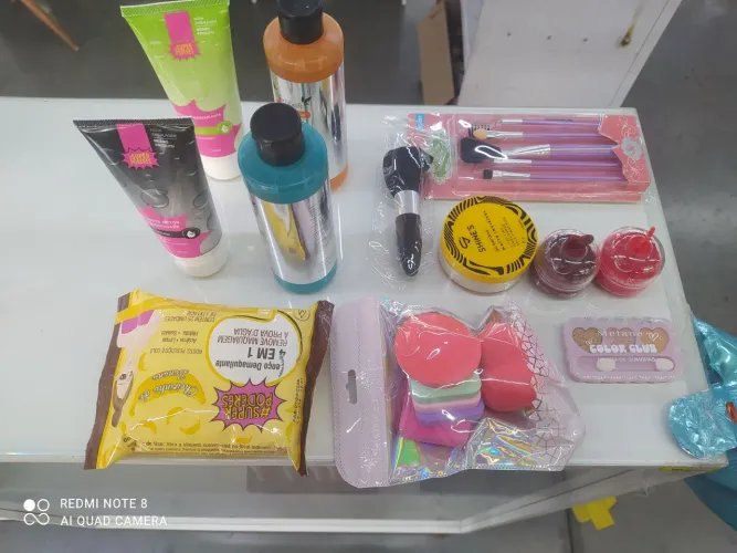 Kit com itens de maquiagem e limpeza de pele para revenda 