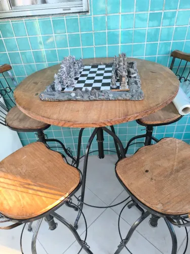 Mesa redonda bistrô com quatro cadeiras