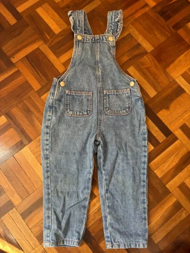 Jardineira jeans infantil