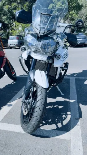 Triumph Tiger 800 + Baú + Revisão dos 60k Recém-Feita + Completa de Opcionais!