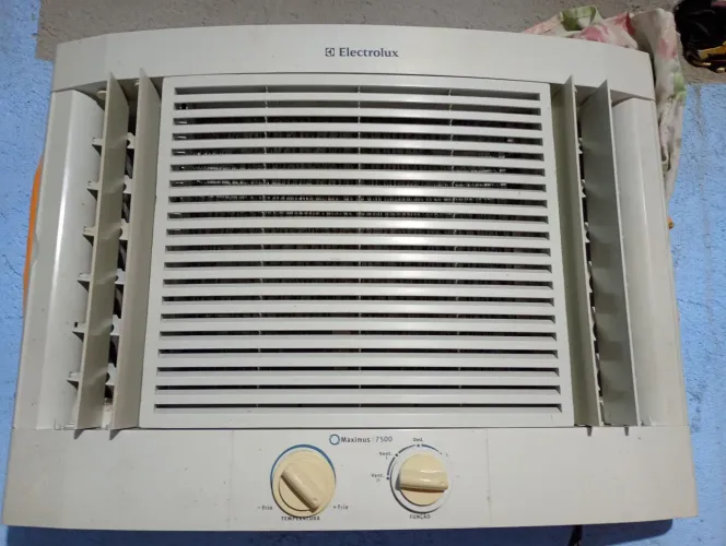 Ar Eletrolux 7.500 BTUs 220 volts gelando ótimo funcionando perfeitamente bem r$400