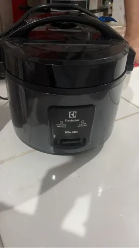 Vende-se panela elétrica de arroz, usada apenas 1x. 