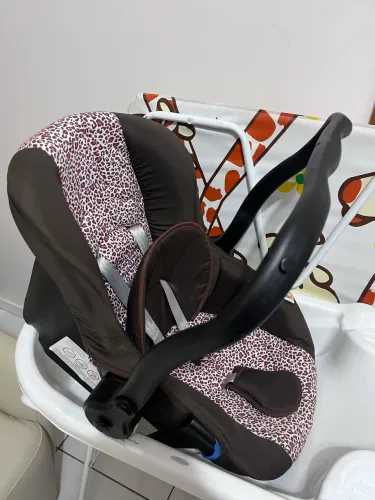 Vendo CERCADO + TROCADOR COM BANHEIRA + BEBE CONFORTO