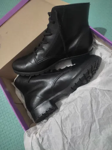 Vende-se uma bota feminina na cor preta.n36