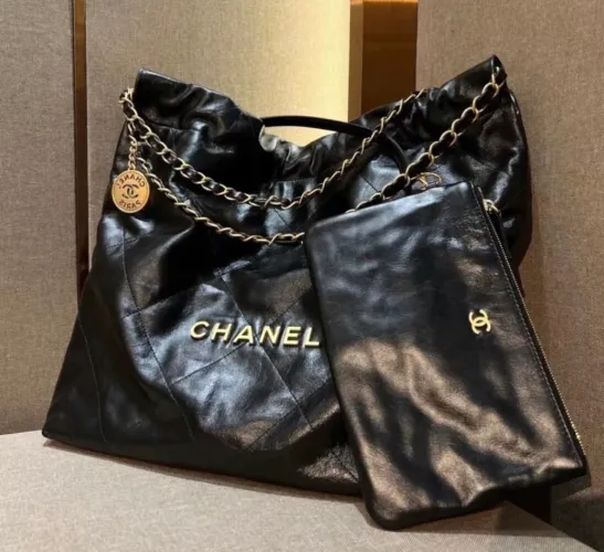 Chanel - Bolsa em couro preta de saco