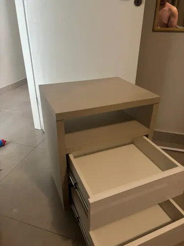 Mesa de Cabeceira com Rodinhas e 2 Gavetas