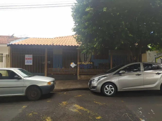 João Paulo II - Casa Comercial ou residencial com edícula em frente ao campo de futebol. Ó