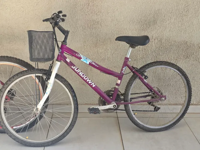 Bicicleta lilás escuro bom estado valor $260.00