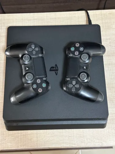 PS4 Slim 1TB + GTA V + 2 controles