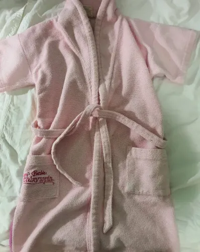 Roupão infantil incrível da Barbie - tamanho M.