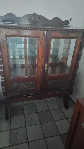 Cristaleira antiga em madeira maciça