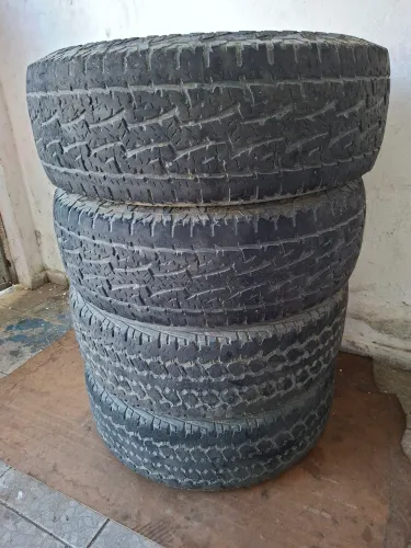 Vendo 4 pneus 16 x 75 x 265