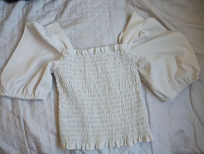 Blusinha branca com mangas bufantes