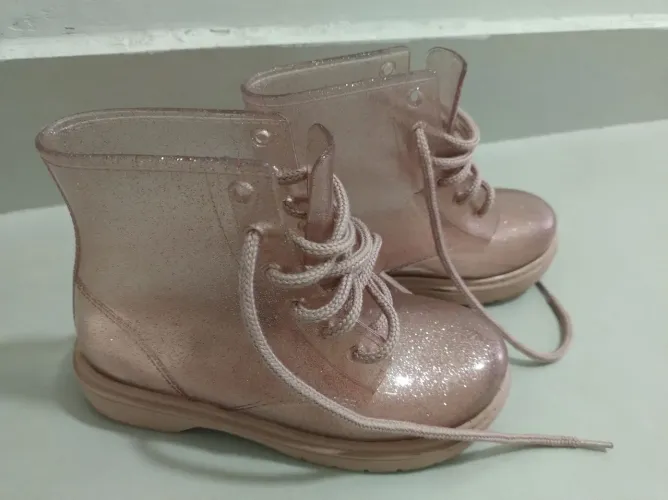 Bota com glitter rosa