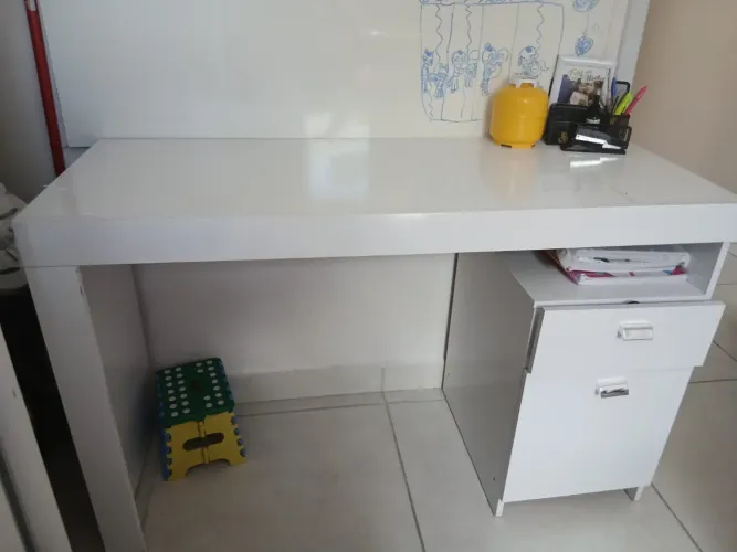 Vendo mesa de estudo R$ 150,00 C - 1,20m A- 0,75m P-0,45m
