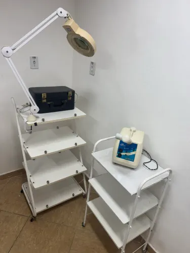 Carrinho para estética com 2 aparelhos para rosto