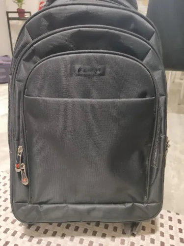 Mochila preta com rodinhas