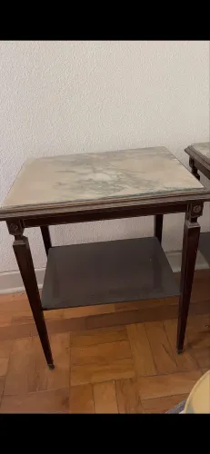 Mesa lateral antiga com tampo de marmore