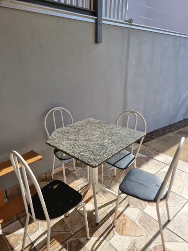 Doação de mesa com 4 cadeiras