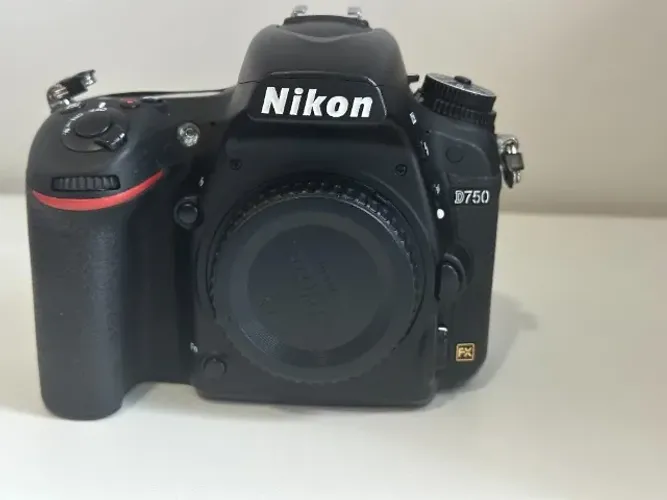 Nikon D750 Full Frame - Estado de Nova (Apenas 16.598 Cliques!) + Kit Premium