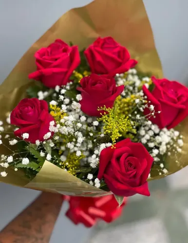 Buquê de rosas pronta entrega para surpreender e encantar com cartão personalizado