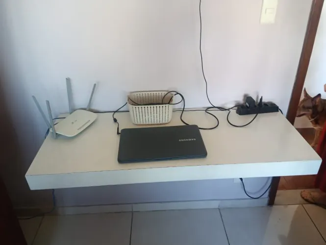 Bancada suspensa na cor branca