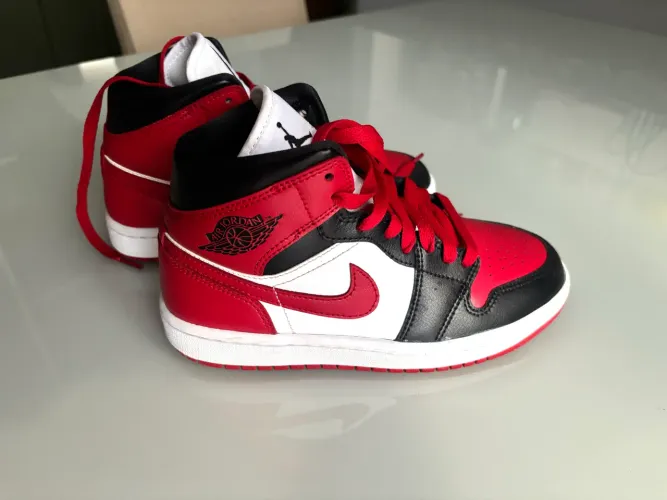 Tênis Air Jordan 1 Mid Bred Toe