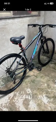 mountain bike da marca First, modelo com rodas Aro 29, quadro em alumínio