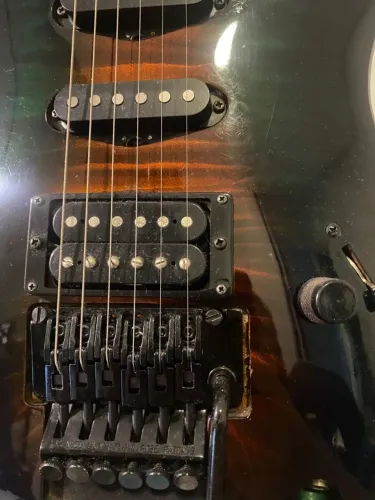 Guitarra Superstrato Golden(Eagle), topo de linha, impecável Floyd rose