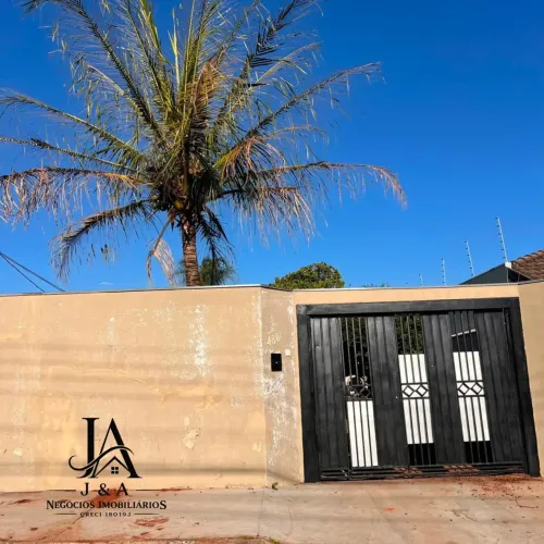 Casa usada á venda com excelente espaço na frente no Jacarandá