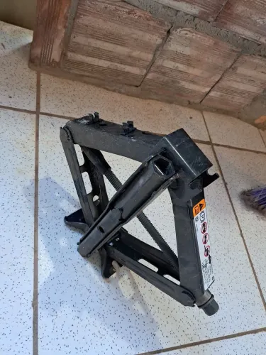 Macaco mecânico com chave de roda inbutido, modelo NOVO!