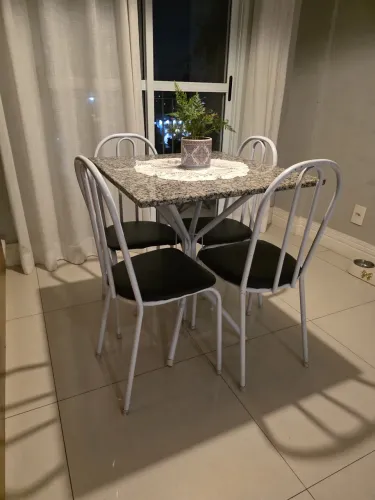 Mesa tampo de mármore 4 cadeiras