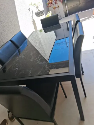 Vendo mesa de tampo de vidro preta,de 6 cadeiras,pense numa mesa linda