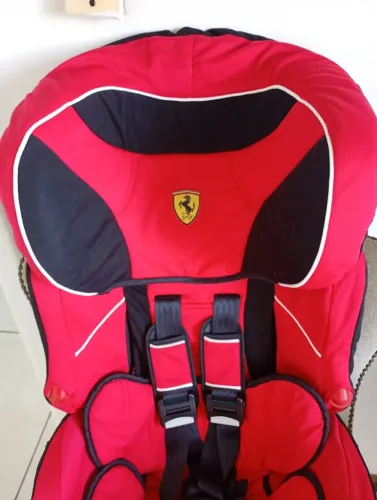 Cadeirinha de carro Ferrari